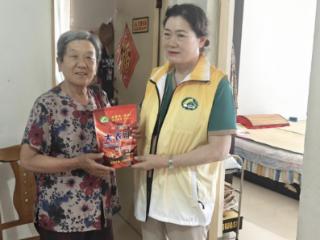 南苑街道忠心闸社区开展“夏日送清凉”慰问特殊家庭活动