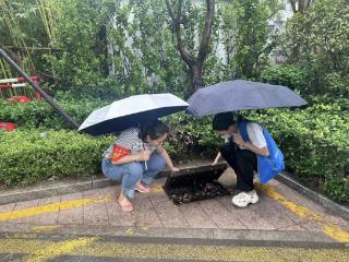 南苑街道孝养城社区开展雨天巡查工作