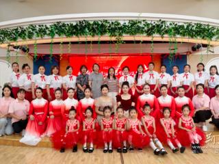 幼儿园里开起“劳模故事会”！