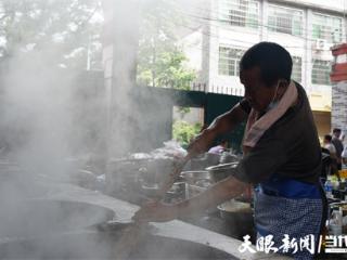 压满的是饭盒，压实的是人心！榕江大姐的这声嘶吼，让全网泪目