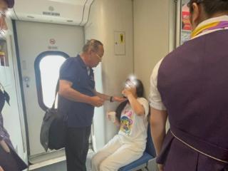 高铁车厢暖心一幕：政协委员化身“急救员”守护旅客健康