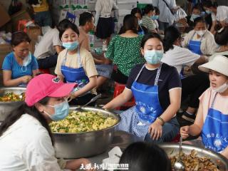榕江洪灾中的“民间炊事班”：忠诚镇群众自发煮热饭 不能让大家挨饿