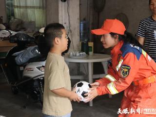 洪水冲不走足球梦！足球已归还石子灿小朋友
