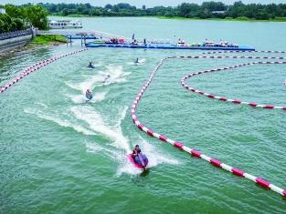 金牛湖上：卡丁船逐浪酷爽夏日