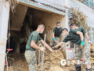 武警官兵紧急驰援三都县都江镇 全力投入灾后救援