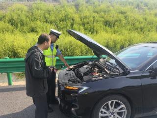 暖心守护不间断！吉林高速交警两度出手解困 筑牢道路安全防线