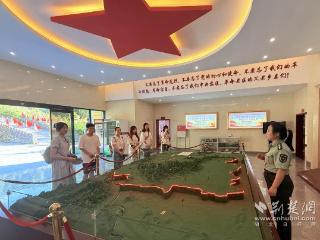 大学生重走“长征路” 沉浸式体验大别山精神