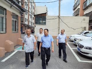 岱岳区教体局局长马俊峰走访慰问老党员并颁发“光荣在党50年”纪念章