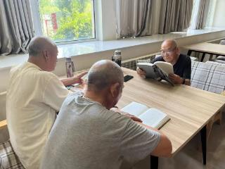 菏泽鲁西新区岳程街道：墨香染银发，共读好时光