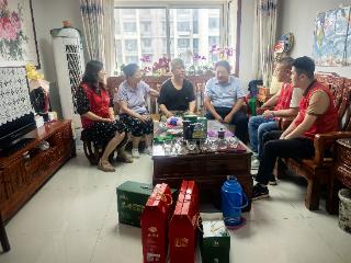 上高街道学苑社区开展“送温暖·感党恩”七一走访慰问活动