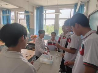 李婕：扎根教育沃土 书写化学人生