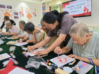 济阳街道南门社区开展庆“七一”手工DIY玻璃画活动