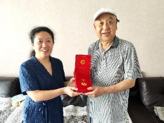 致敬功勋党员 共筑教育初心——东营市胜利第六中学走访慰问老党员