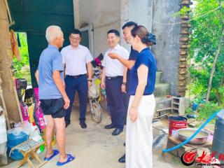 金乡县环卫服务中心慰问派驻村老党员