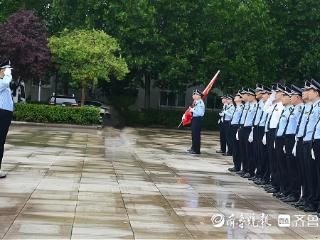 擎旗奋进淬炼忠诚警魂!鲁西新区公安庆七一升国旗 重温入党誓词
