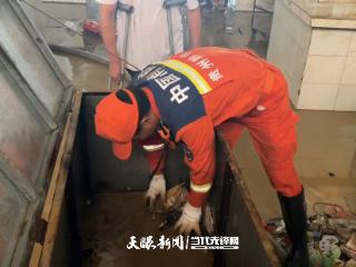 榕江县洪灾后干群同心重建家园 消防救援人员暖心帮扶残疾摊主