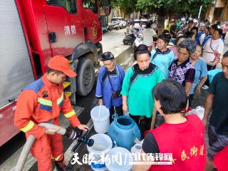 抗洪抢险一线的那抹“救援红”