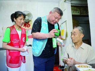 暑日送餐，关爱高龄老人