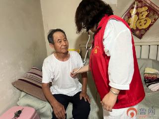 枣庄市台儿庄区运河街道社区卫生服务中心党支部携手社区开展“庆七一，入户送健康”
