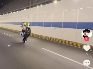 阜阳一男子改装“电摩”翘头骑行炸街被拘