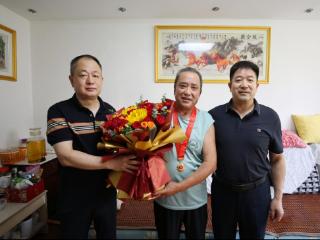 山东省地矿局第八地质大队向老党员颁发“光荣在党50年”纪念章