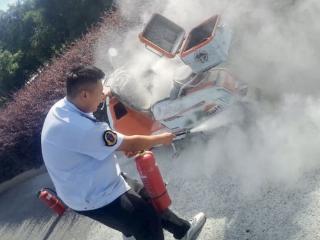路遇摩托车着火，他拎起灭火器冲了上去