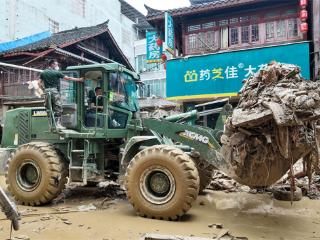 贵州榕江：武警官兵持续展开清淤与灾后重建工作