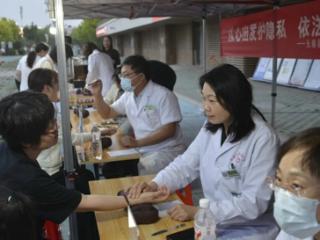 无棣县卫生健康局开展2025年老年健康宣传周活动