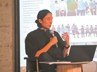 他用镜头记录平常生活中的不平常