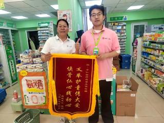 女童街头摔伤，淄博宏仁堂药店员工暖心相助