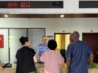 “Thank you！中国警察！”