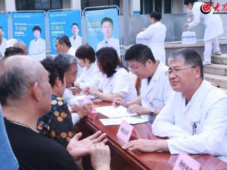 迎七一 健康夜市暖民心 东方胶州医院西院区开展名医综合性义诊夜市活动