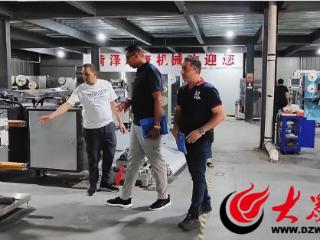 非遗剪纸搭桥梁 海外客商来牡丹区洽谈合作
