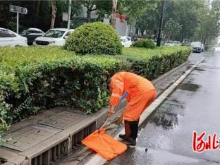 石家庄市裕华区环卫大队积极应对降雨天气保障道路洁净畅通