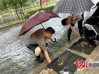 石家庄市新华区东焦街道工作人员闻“汛”而动保畅通