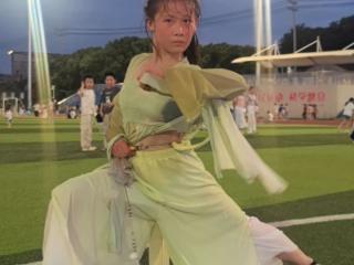 12岁女孩穿汉服舞九节鞭让网民惊呼“女侠具象化了” 拍摄者发声