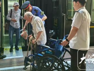 两位老人乘车，列车人员温情相伴