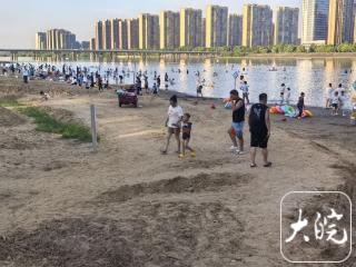 现场| 占地8万多平方米，六安河西沙滩浴场再现热闹场景