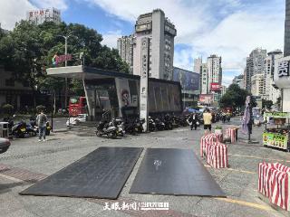 【天眼问政】人行道上随意堆放大量铁板？贵阳紫林庵地铁站沿线出行隐患亟待解决！