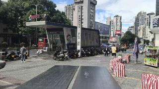 【天眼问政】人行道上随意堆放大量铁板？贵阳紫林庵地铁站沿线出行隐患亟待解决！(图1)