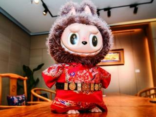 潮玩搭配非遗 ZIMOMO穿上云锦“娃衣”