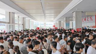 山东交通技师学院2025年新生招录首日现场火爆