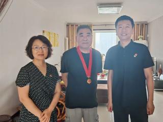 崂山区妇联开展走访慰问“光荣在党50年”老党员活动