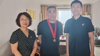 崂山区妇联开展走访慰问“光荣在党50年”老党员活动