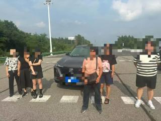 一家六口硬挤5座车出游 高速口被查！