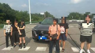 一家六口硬挤5座车出游 高速口被查！