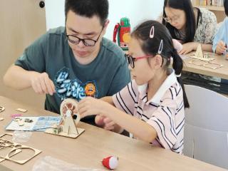 黄桥街道举办“手摇发电·创意科技”科普宣传活动