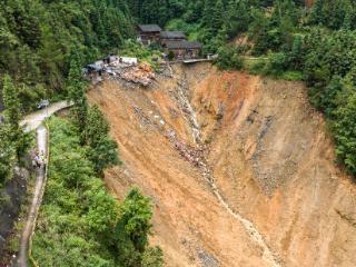 和时间赛跑：200多辆车在进入断桥前被成功拦下
