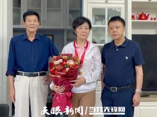 省公路局大数据服务中心为老党员颁发“光荣在党50年”纪念章
