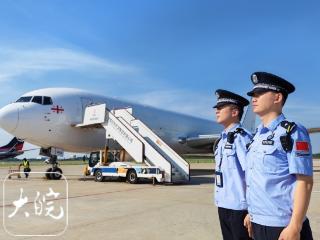 烈日炙烤，合肥边检民警保障货机通关“不打烊”